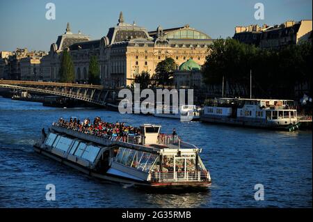 FRANCE, PARIS (75) 7TH ARRONDISSEMENT, RIVERBOAT TO THE ORSAY MUSEUM Stock Photo