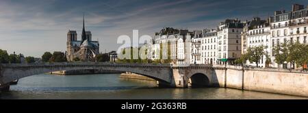 FRANCE. PARIS (75) NOTRE-DAME DE PARIS CATHEDRAL, ORLEANS QUAY, SEINE RIVER Stock Photo