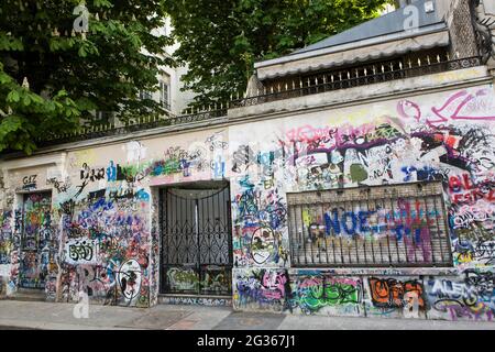 FRANCE PARIS (75) 7TH DISTRICT, THE WALL OF THE HOUSE OF SERGE GAINSBOURG, 5 BIS RUE VERNEUIL Stock Photo