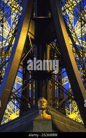 FRANCE PARIS (75) 7TH DISTRICT, THE EIFFEL BUST AT THE FOOT OF THE EIFFEL TOWER AT NIGHT Stock Photo