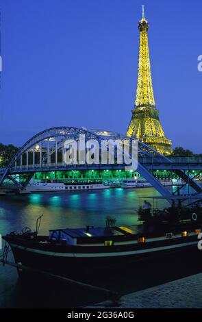FRANCE PARIS (75) DEBILLY FOOT BRIDGE AND THE EIFFEL TOWER Stock Photo