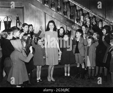 JEAN SIMMONS circa 1947 visiting children at a Saturday Morrning Children's Matinee at an unidentified London cinema Stock Photo