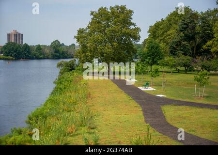 Dr Paul Dudley White bike path in front of the Charles river and John Fitzgerald Kennedy park behind the Harvard Kennedy School of Government in Cambr Stock Photo