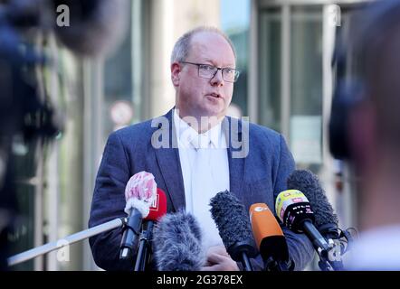 Wuppertal, Germany. 14th June, 2021. The public prosecutor Heribert Kaune-Gebhardt speaks to the press in front of the regional court. In the case of the five children killed in Solingen, North Rhine-Westphalia, the murder trial against their mother has begun at the Wuppertal Regional Court. Credit: Oliver Berg/dpa/Alamy Live News Stock Photo