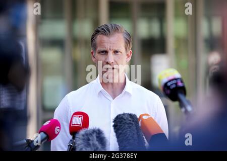 Wuppertal, Germany. 14th June, 2021. The lawyer of the accused mother, Felix Menke, speaks to the press at the regional court. In the case of the five children killed in Solingen, North Rhine-Westphalia, the murder trial against their mother has begun at the Wuppertal Regional Court. Credit: Oliver Berg/dpa/Alamy Live News Stock Photo