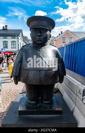 Toripolliisi poilice man statue, Oulu, Finland Stock Photo