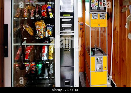 Coke-Sjalfsali, Coca-Cola vending hut, beverage and confectionery vending machine, Borgarfjaroarvegur, Iceland Stock Photo