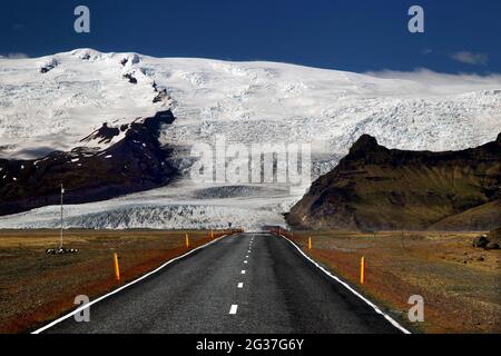 Ring road, N1, asphalt road, glacier tongue, glacier, glacier ice, Vatnajoekull, south coast, Iceland Stock Photo