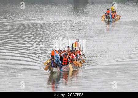 (210614) -- SHANGHAI, June 14, 2021 (Xinhua) -- People participate in a dragon boat race to celebrate the Dragon Boat Festival in Huacao Township, Minhang District, east China's Shanghai, June 14, 2021.  China celebrated the Dragon Boat Festival on Monday to commemorate Qu Yuan, a patriotic poet from the Warring States Period (475-221 BC).     People race dragon boats and eat Zongzi, a sticky rice dumpling wrapped up with bamboo or reed leaves during the festival. (Xinhua/Wang Xiang) Stock Photo