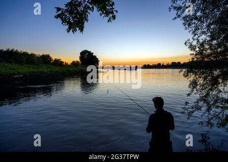 Angler am Rhein in Düsseldorf am Abend Stock Photo