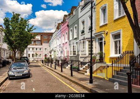 LONDON ENGLAND CHELSEA BYWATER STREET JUST OFF KINGS ROAD A COLOURFUL ROW OF PASTEL COLOURED BRICK HOUSES Stock Photo