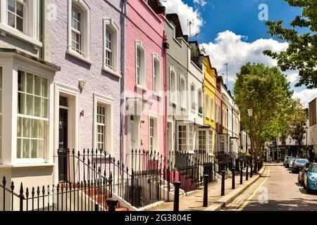 LONDON ENGLAND CHELSEA BYWATER STREET JUST OFF KINGS ROAD A VERY COLOURFUL ROW OF PASTEL COLOURED BRICK HOUSES Stock Photo