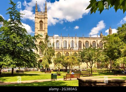 LONDON ENGLAND CHELSEA ST LUKE'S PARISH CHURCH AND GARDEN SYDNEY STREET Stock Photo