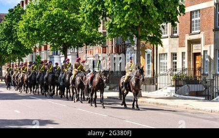 LONDON ENGLAND HOUSEHOLD CAVALRY BLACK HORSES AND RIDERS IN SLOANE STREET CHELSEA Stock Photo