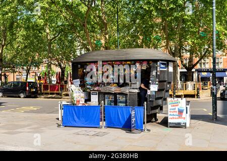 LONDON ENGLAND SLOANE SQUARE CHELSEA AND A NEWSPAPER KIOSK IN EARLY SUMMER Stock Photo