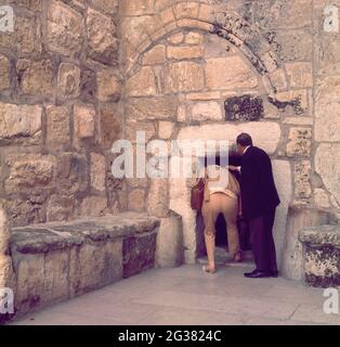 PUERTA DE ENTRADA A LA GRUTA DEL NACIMIENTO - FOTO AÑOS 60. Location: BASILICA DE LA NATIVIDAD. BELEN. ISRAEL. Stock Photo