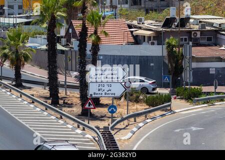 bnei brak-israel. 07-06-2021. The entrance sign to the cities of Bnei Brak and Givat Shmuel on Road No. 4 Stock Photo