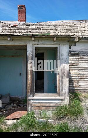 Door and window of an abandoned house in the hamlet of Robsart, Saskatchewan, Canada Stock Photo