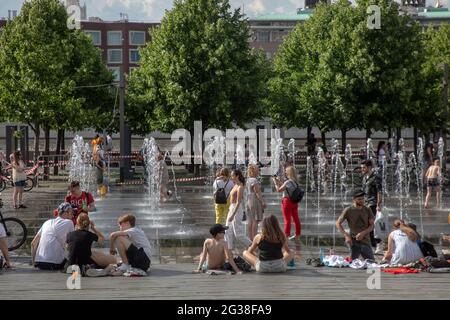 Moscow, Russia. 14th of June, 2021 People relax on the Crimean embankment in the Park Muzeon in Moscow during hot summer day Stock Photo