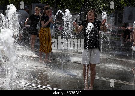 Moscow, Russia. 14th of June, 2021 A young girl bathes in a ground fountain in Muzeon Park on Krymskaya embankment during the abnormal hot weather in Moscow, Russia. On June 14, the temperature in Moscow reached up to 27°C Stock Photo