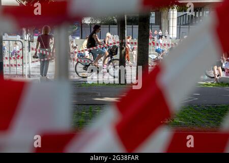 Moscow, Russia. 14th of June, 2021 People have a rest in Moscow's Muzeon Park during the very hot weather that has set in Moscow. Due to a large increase in COVID-19 cases in Moscow, Mayor Sobyanin has declared June 15-19 non-working days and introduced some restrictions Stock Photo