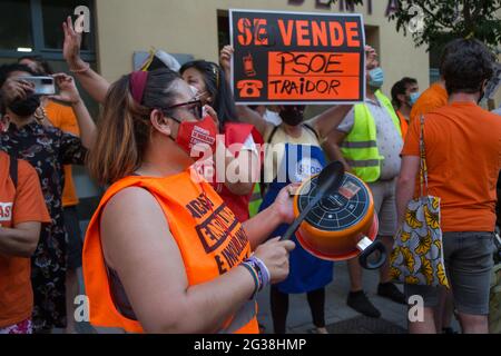 Madrid, Spain. 14th June, 2021. Dozens of people summoned by the Tenants Union protest in front of the headquarters of the PSOE to request that the price of rents be regulated. (Photo by Fer Capdepon Arroyo/Pacific Press) Credit: Pacific Press Media Production Corp./Alamy Live News Stock Photo