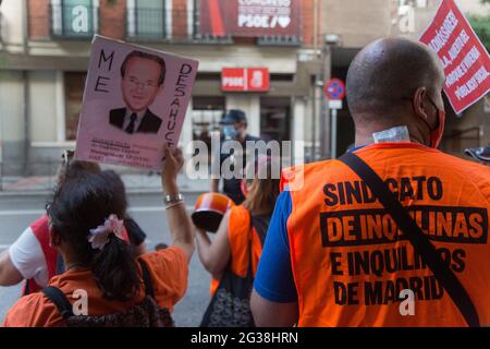 Madrid, Spain. 14th June, 2021. Dozens of people summoned by the Tenants Union protest in front of the headquarters of the PSOE to request that the price of rents be regulated. (Photo by Fer Capdepon Arroyo/Pacific Press) Credit: Pacific Press Media Production Corp./Alamy Live News Stock Photo