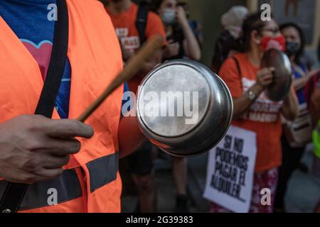 Madrid, Spain. 14th June, 2021. Protesters hit pots and chant slogans during Madrid casserole rally to defend the rental price regulation, called by the Union of Tenants and Tenants of Madrid in front of the PSOE (Spanish Socialist Workers' Party) headquarters. Credit: SOPA Images Limited/Alamy Live News Stock Photo