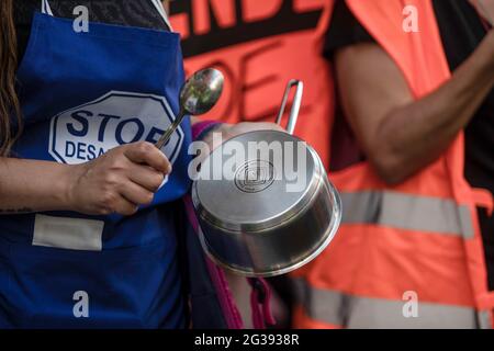 Madrid, Spain. 14th June, 2021. Protesters hit pots and chant slogans during Madrid casserole rally to defend the rental price regulation, called by the Union of Tenants and Tenants of Madrid in front of the PSOE (Spanish Socialist Workers' Party) headquarters. Credit: SOPA Images Limited/Alamy Live News Stock Photo