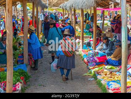Senior indigenous Quechua woman on local market, Chinchero, Cusco, Peru. Stock Photo