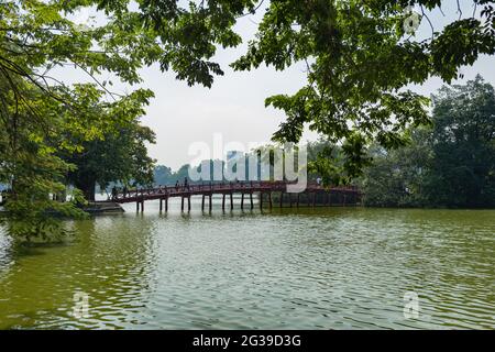 Tourists walking over the footbridge on Hoam Kiem lake, Hanoi, Vietnam Stock Photo