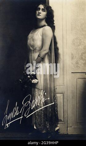 1915 ca., ITALY :  The italian silent movie actress LYDA BORELLI ( Countess CINI ,  1884 - 1960 )  - cinema MUTO - attrice - portrait - ritratto -  BELLE EPOQUE    - long hair - capelli lunghi  - collo - neck - spalla - spalle - shoulders - braccialetto - bijoux - ciondolo - bracelet bracciale - ring - rings - anello - anelli - collar - colletto di pelliccia - fur - velo - veil  - gioiello - gioielli - jewel - jewels - jewellery  - DIVINA - nobiltà italiana - nobili italiani - nobility - ricamo - sewing - firma - signature - autografo - autograph   ----  Archivio GBB Stock Photo
