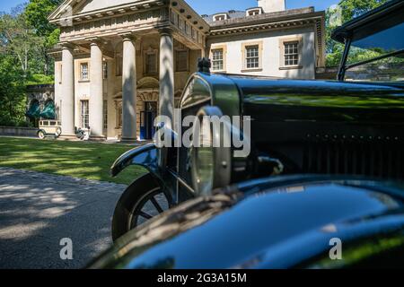 Historic 1920s Swan House mansion and vintage Model T Ford and Hudson Motor Car at the Atlanta History Center in Buckhead, Atlanta, Georgia. (USA) Stock Photo