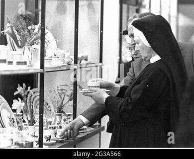 religion, clergyman / nun / monk, nuns in homeware shop, 1973, ADDITIONAL-RIGHTS-CLEARANCE-INFO-NOT-AVAILABLE Stock Photo