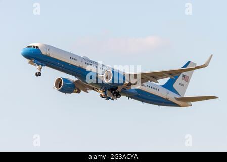 United States Air Force Boeing C-32A taking off from London Heathrow Airport after the visit to London by US president Joe Biden. Support aircraft Stock Photo