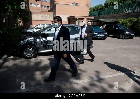 Tehran, Iran. 15th June, 2021. The Iranian presidential election 2021 candidate, Abdolnaser Hemmati walks in university of Tehran. (Photo by Sobhan Farajvan/Pacific Press) Credit: Pacific Press Media Production Corp./Alamy Live News Stock Photo