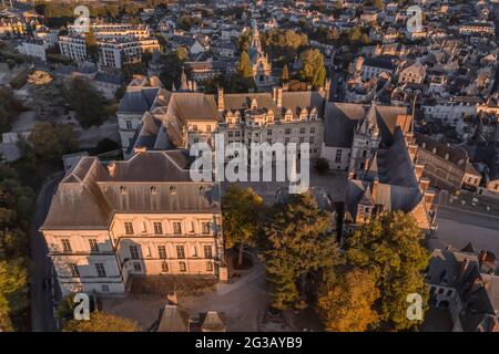 FRANCE - LOIRE VALLEY - LOIR ET CHER (41) - CASTLE OF BLOIS : AERIAL VIEW FROM THE SOUTH ON SUNRISE. THEATER OF A SUCCESSION OF PLOTS AND HISTORICAL E Stock Photo