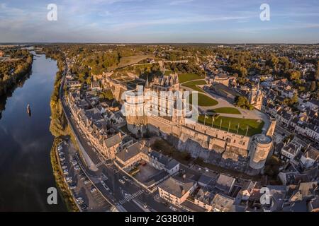FRANCE - LOIRE VALLEY - INDRE ET LOIRE (37) - CASTLE OF AMBOISE : AERIAL VIEW FROM THE NORTHWEST, AT SUNSET. ON LEFT, THE MINIMES TOWER. ON RIGHT, THE Stock Photo