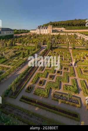 FRANCE - LOIRE VALLEY - INDRE ET LOIRE (37)  - CASTLE OF VILLANDRY : CHATEAU DE VILLANDRY AND ITS GARDENS: VIEW AT MID-HEIGHT OF THE VEGETABLE GARDEN Stock Photo