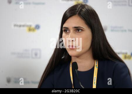 Samaralik etuk ayol yigit bilan uchrashishni xohlaydi.