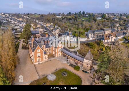 FRANCE - LOIRE VALLEY - INDRE ET LOIRE (37) - CASTLE OF CLOS LUCE : AERIAL VIEW FROM THE SOUTH EAST. ON BACKGROUND, THE SOUTHERN SUBURBS OF THE CITY O Stock Photo