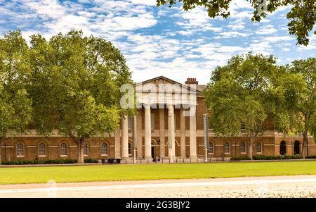 LONDON CHELSEA DUKE OF YORK HEADQUARTERS KINGS ROAD EARLY SUMMER THE SAATCHI GALLERY BUILDING Stock Photo