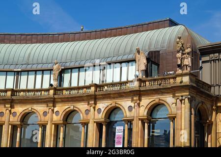 UK, North Yorkshire, Harrogate, Victoria Shopping Centre Rooftop Statues on Station Square Stock Photo