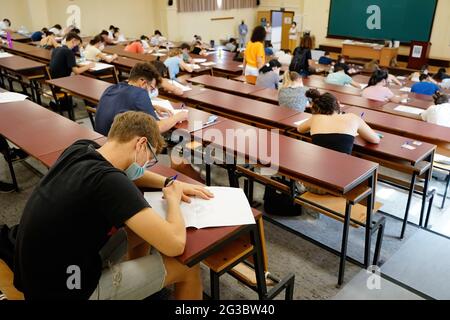 Malaga, Spain. 15th June, 2021. Students are seen writing an exam, known as 'selectividad' at Facultad de Medicina. University Entrance Exams Begin In Andalucia. Credit: SOPA Images Limited/Alamy Live News Stock Photo