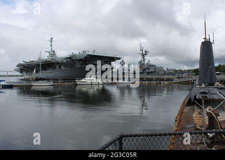 USS Yorktown alongside destroyer USS Laffey taken from the submarine Clamagore in Charleston harbour Stock Photo