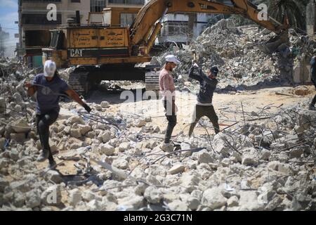 Gaza city, The Gaza Strip, Palestine. 15th June, 2021. Palestinian works at Gaza city sort materials as part of the recycling of salvaged construction materials from buildings destroyed during the May 2021 conflict between Hamas and Israel, Credit: Mahmoud Khattab/Quds Net News/ZUMA Wire/Alamy Live News Stock Photo