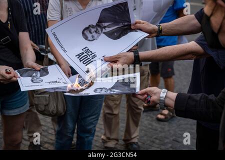 Barcelona, Spain. 15th June, 2021. Pro-independence protesters in Plaza Sant Jaume are seen burning portrait posters of the King of Spain Felipe VI after the announcement of his next visit to Barcelona.Demonstrators in favor of the independence of Catalonia have protested against the Spanish monarchy by burning the portrait posters of King Felipe VI in Plaza Sant Jaume after the announcement of King Felipe VI''s visit to Barcelona tomorrow at a businessmen meeting. Credit: SOPA Images Limited/Alamy Live News Stock Photo