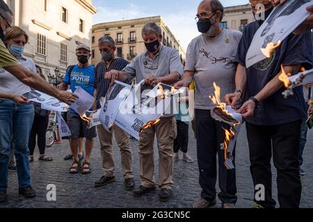 Barcelona, Spain. 15th June, 2021. Pro-independence protesters in Plaza Sant Jaume are seen burning portrait posters of the King of Spain Felipe VI after the announcement of his next visit to Barcelona.Demonstrators in favor of the independence of Catalonia have protested against the Spanish monarchy by burning the portrait posters of King Felipe VI in Plaza Sant Jaume after the announcement of King Felipe VI''s visit to Barcelona tomorrow at a businessmen meeting. Credit: SOPA Images Limited/Alamy Live News Stock Photo