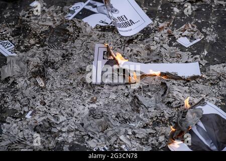 Barcelona, Spain. 15th June, 2021. Portraits of the King of Spain Felipe VI are seen burned on the floor of Plaza Sant Jaume.Demonstrators in favor of the independence of Catalonia have protested against the Spanish monarchy by burning the portrait posters of King Felipe VI in Plaza Sant Jaume after the announcement of King Felipe VI''s visit to Barcelona tomorrow at a businessmen meeting. Credit: SOPA Images Limited/Alamy Live News Stock Photo