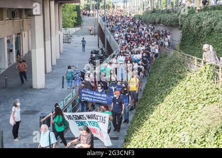 Barcelona, Spain. 15th June, 2021. Protesters marching with placards and banners, during the demonstration.Organized by the Platform for People Affected by Mortgages (PAH) and housing unions of Barcelona, Some 300 people demonstrated against evictions, after the death of a 58-year-old man who committed suicide when he was going to be evicted. (Photo by Thiago Prudencio/SOPA Images/Sipa USA) Credit: Sipa USA/Alamy Live News Stock Photo